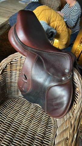 Sella da salto ostacoli Ikonic &eacute;lite line  17.5" - 2022