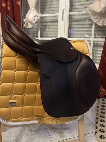 Sella da salto ostacoli CWD  17.5" - 2017