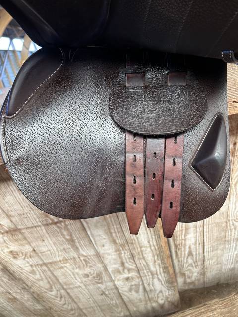 Sella da salto ostacoli Equipe  17.5" - 2023