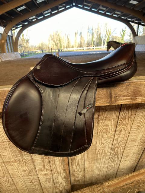 Sella da salto ostacoli Equipe  17.5" - 2023