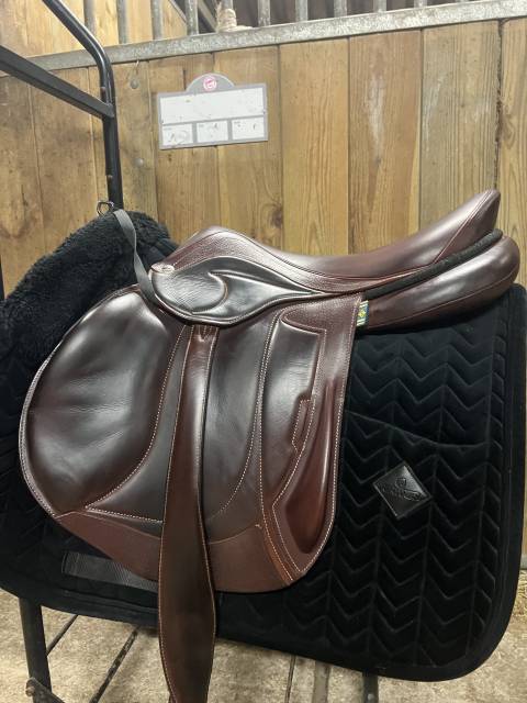 Sella da salto ostacoli Devoucoux  17.5" - 2024