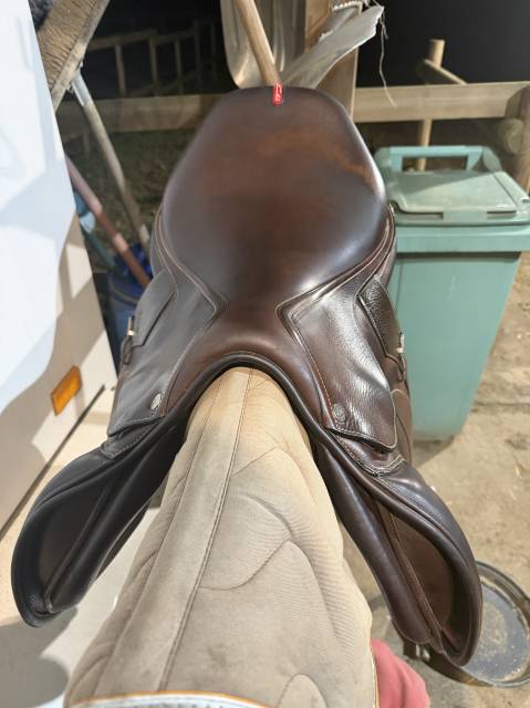 Sella da salto ostacoli Equipe  17" - 2022