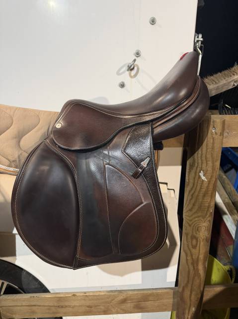 Sella da salto ostacoli Equipe  17" - 2022