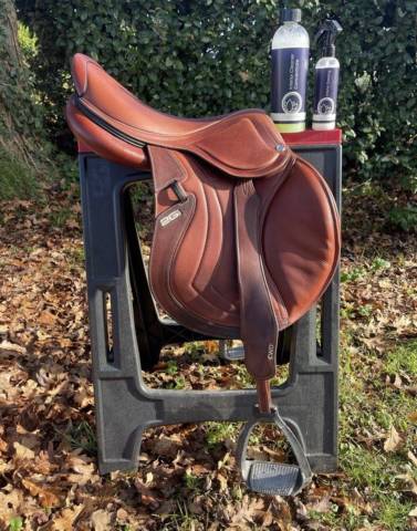 Sella da salto ostacoli CWD  17.5" - 2022