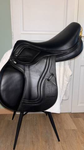 Sella da salto ostacoli Ikonic  17" - 2024