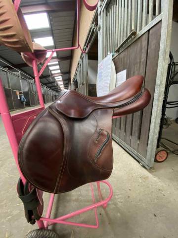 Sella da salto ostacoli Antar&egrave;s  17.5" - 2018