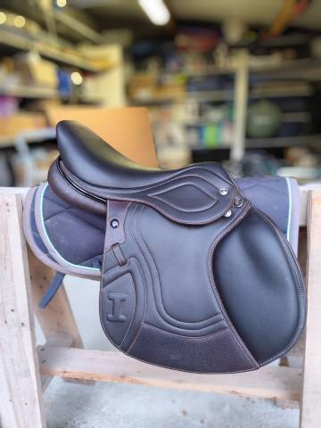 Sella da salto ostacoli Ikonic  16.5" - 2025