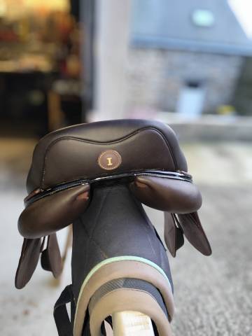 Sella da salto ostacoli Ikonic  16.5" - 2025