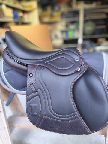 Sella da salto ostacoli Ikonic  16.5" - 2025