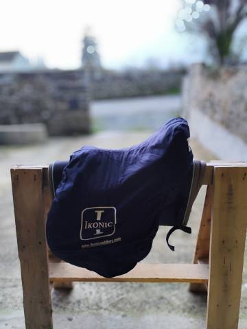 Sella da salto ostacoli Ikonic  16.5" - 2025