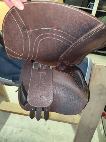 Sella da salto ostacoli Ikonic  16.5" - 2025