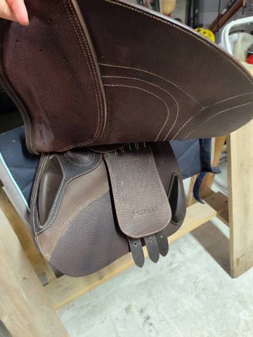 Sella da salto ostacoli Ikonic  16.5" - 2025