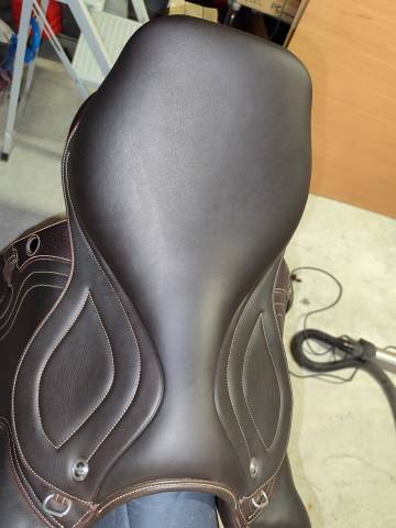 Sella da salto ostacoli Ikonic  16.5" - 2025