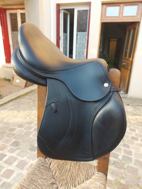 Sella da salto ostacoli CWD  17" - 2025