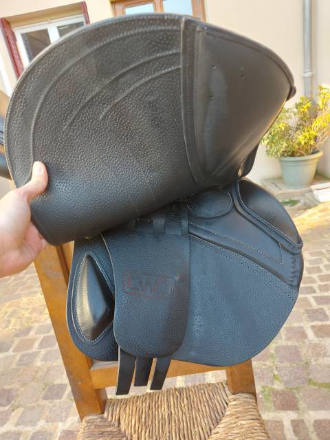 Sella da salto ostacoli CWD  17" - 2025