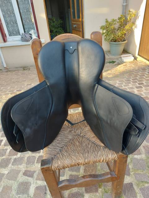 Sella da salto ostacoli CWD  17" - 2025