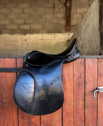 Sella sintetica Fouganza selle polyvalente  17" - 2020