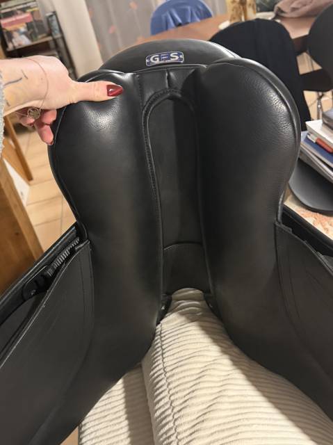 Sella mista GFS Monarch 17.5" - 2025