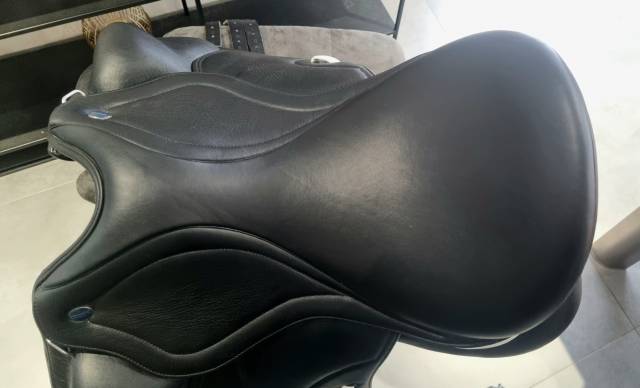 Sella da dressage Ikonic  17" - 2023