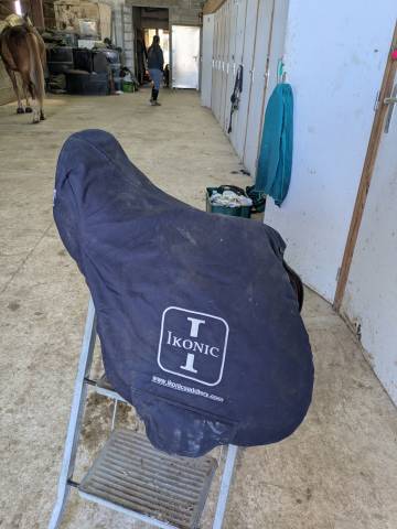 Sella mista Ikonic  17.5" - 2024