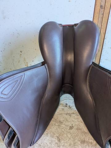 Sella mista Ikonic  17.5" - 2024