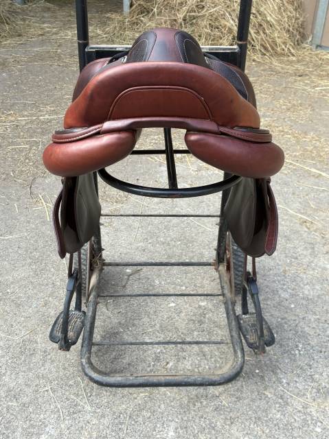 Sella da salto ostacoli CWD  17.5" - 2023