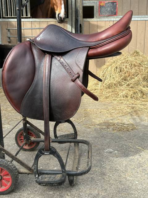 Sella da salto ostacoli CWD  17.5" - 2023