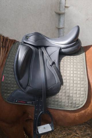 Sella da dressage Ikonic  17.5" - 2019