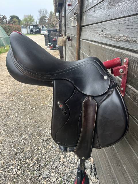 Sella da salto ostacoli Equipe  17" - 2025