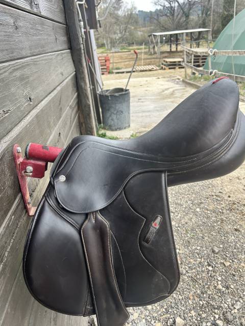 Sella da salto ostacoli Equipe  17" - 2025