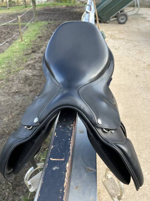 Sella da salto ostacoli Eric Thomas  17" - 2023