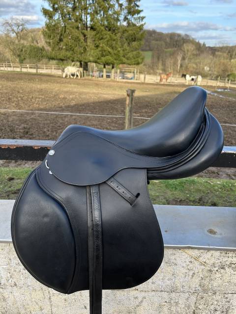 Sella da salto ostacoli Eric Thomas  17" - 2023