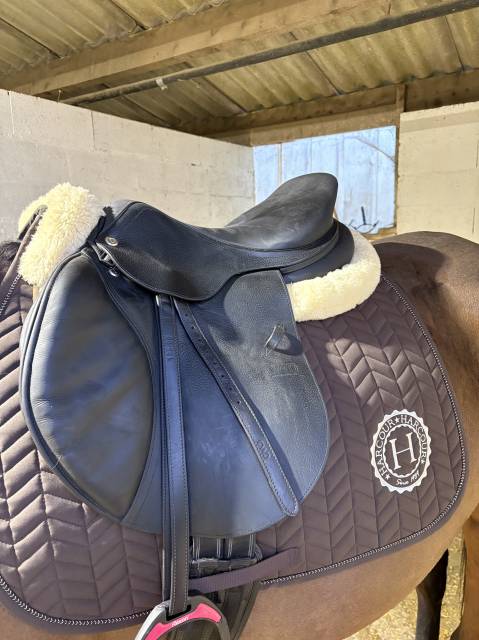 Sella da salto ostacoli CWD  17" - 2022