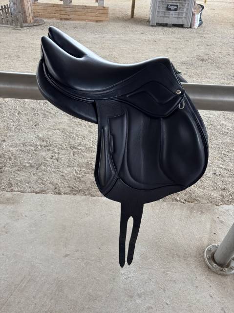 Sella da salto ostacoli Devoucoux Enara Evo 17.5" - 2025