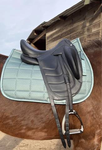 Sella da dressage Devoucoux  17" - 2023
