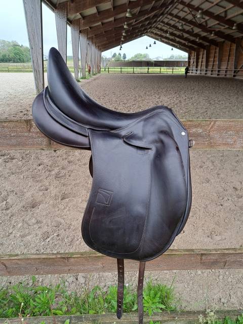 Sella da dressage Childeric  18" - 2021