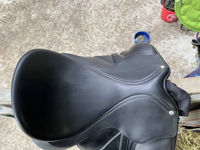 Sella da dressage Bates  17" - 2019