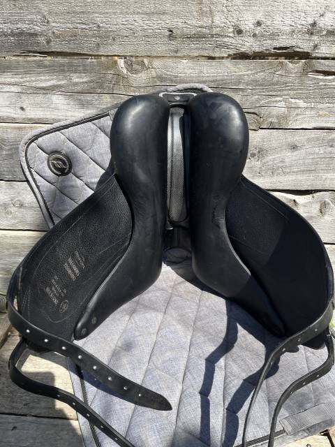 Sella da dressage Devoucoux  18" - 2023