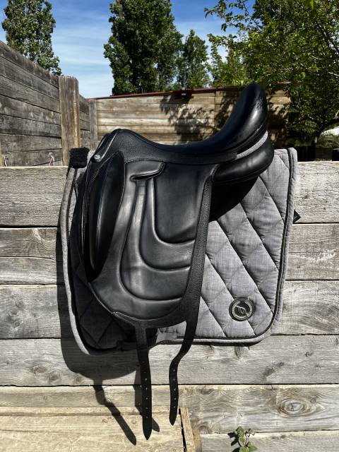 Sella da dressage Devoucoux  18" - 2023