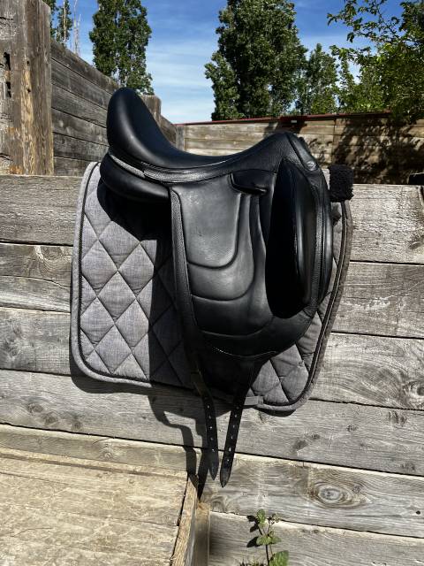 Sella da dressage Devoucoux  18" - 2023