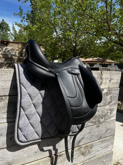 Sella da dressage Devoucoux  18" - 2023