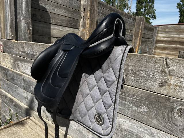 Sella da dressage Devoucoux  18" - 2023
