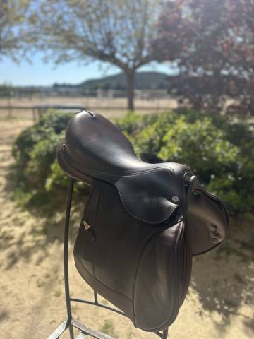 Sella da salto ostacoli Equipe  17.5" - 2022