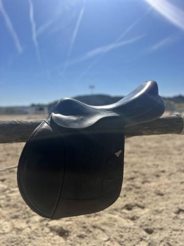 Sella da salto ostacoli Equipe  17.5" - 2022