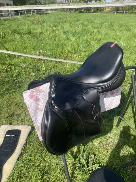 Sella da salto ostacoli Equipe  17.5" - 2016