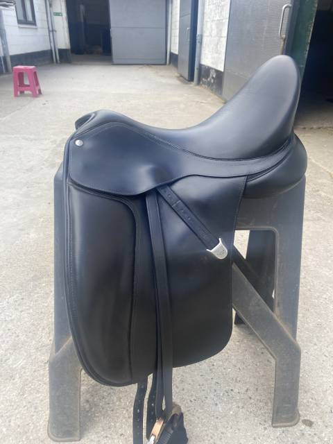Sella da dressage Bates  17" - 2023