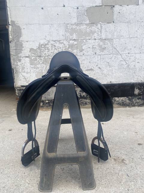 Sella da dressage Bates  17" - 2023