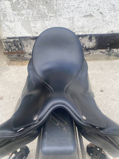 Sella da dressage Bates  17" - 2023