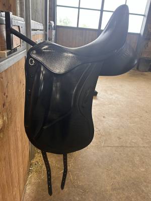 Sella da dressage Aviar  17.5