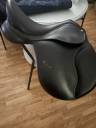 Sella sintetica  Walhausen 17.5" - 2024